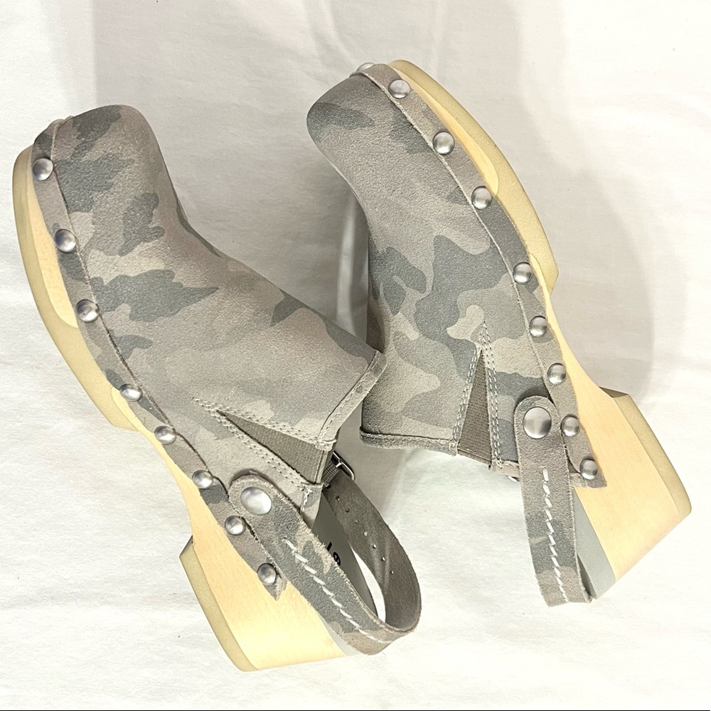 Earth shoes camouflage mules.  Size 7 but fits a size 6 foot.